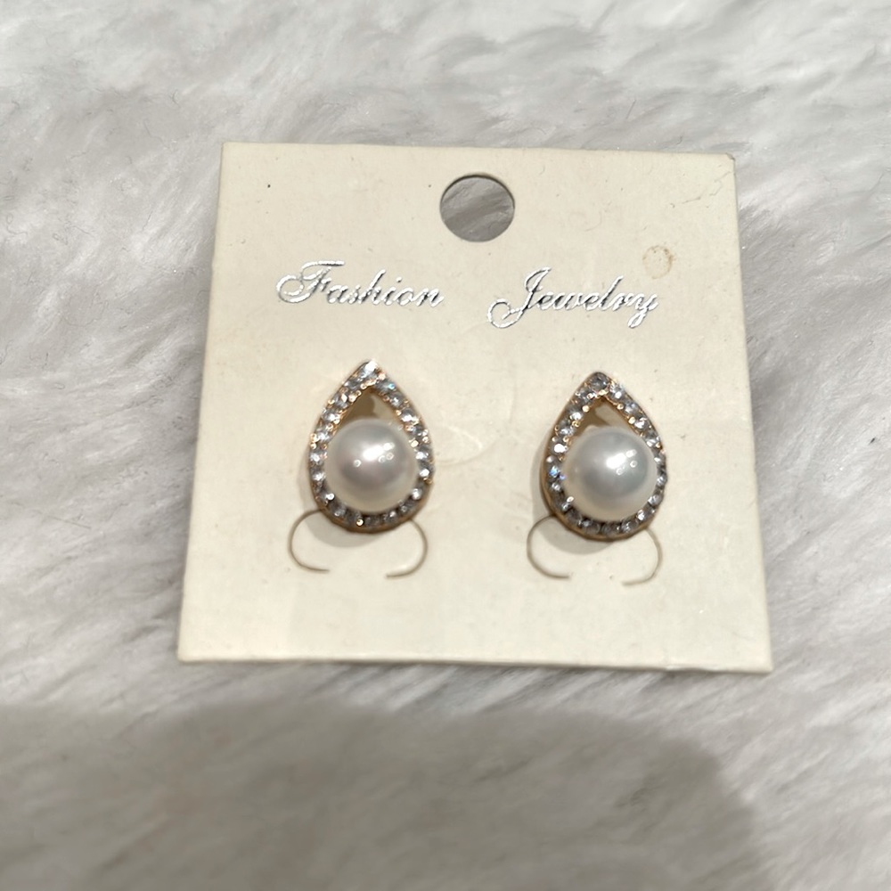 Women’s fashion earrings